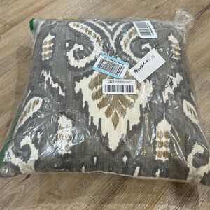 NWT signature design by Ashley furniture accent pillow. 18x18